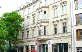 Этаж с тремя квартирами в историческом здании в центре города, Митте, Берлин, Германия за 4 400 000 €