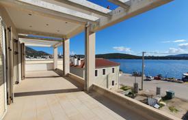 Трехэтажная вилла на берегу моря в Коринфе, Пелопоннес, Греция за 450 000 €