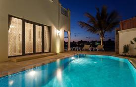 Классическая вилла с бассейном и прямым выходом на пляж, Дубай, ОАЭ за $11 200 в неделю