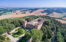 Тосканское поместье с замком 1400 года, исторической деревней, фермой и агротуризмом Кастельфьорентино, Тоскана, Италия. Цена по запросу