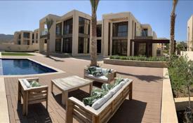Комплекс вилл с бассейнами в большой резиденции с пляжем и ресторанами, Маскат, Оман за От $2 750 000