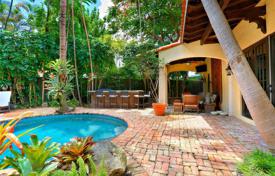 Уютная вилла с садом, задним двором, бассейном, зоной барбекю, патио, террасой и гаражом, Майами, США за $2 595 000