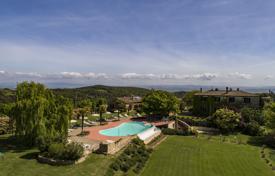 Поместье, расположенное на вершине холма, с панорамным видом рядом с Сиеной, Тоскана, Италия за 6 700 000 €