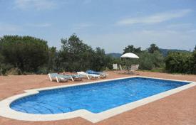 Солнечная вилла с садом и бассейном в престижной резиденции со спортивными площадками, рядом с пляжем, Льорет‑де-Мар, Испания за 325 000 €