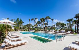 Меблированные апартаменты с террасой и видом на океан в здании с бассейном и спа-салоном, Майами-Бич, США за $6 100 000