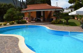 Классическая вилла с бассейном в 100 метрах от пляжа, Сан-Феличе-Чирчео, Италия. Цена по запросу