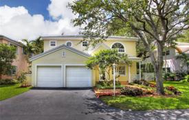 Комфортабельный коттедж с частным садом, гаражом и балконом, Майами, США за $860 000