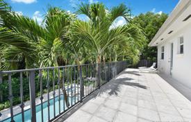 Комфортабельная вилла с садом, бассейном, террасой и двумя гаражами, Майами, США за 2 143 000 €