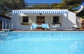 Вилла с бассейном и парковкой на первой линии у моря, Санта-Мария-ди-Леука, Италия за 1 700 € в неделю
