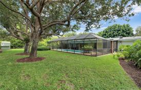 Уютная вилла с садом, задним двором, бассейном, зоной отдыха и двумя гаражами, Майами, США за $799 000