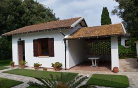 Одноэтажная вилла с бассейном и гостевым домом в спокойном районе, Сабаудия, Италия за 9 900 € в неделю