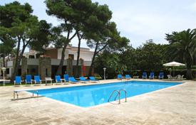 Вилла с бассейном, теннисным кортом и пышным садом рядом с пляжем, Сан-Катальдо, Италия за 4 900 € в неделю