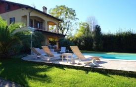 Вилла с большим садом, бассейном и красивой верандой, Форте-дей-Марми, Италия за 8 500 € в неделю