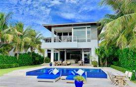 Просторная вилла с частным садом, бассейном, док-станцией, террасой и видом на океан, Майами-Бич, США за $6 200 000