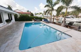 Уютная вилла с задним двором, бассейном, гаражом и террасой, Майами-Бич, США за 1 635 000 €
