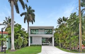 Комфортабельная вилла с задним двором, бассейном и террасой, Майами-Бич, США за $3 490 000