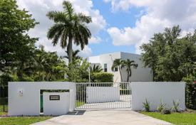 Просторная вилла с задним двором, бассейном, зоной отдыха, террасой и двумя гаражами, Майами, США за $1 500 000