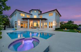 Просторная вилла с задним двором, бассейном, зоной отдыха, террасой и гаражом, Майами, США за $2 000 000