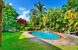 Уютная вилла с садом, задним двором, бассейном, зоной отдыха и парковкой, Сарфсайд, США за 716 000 €