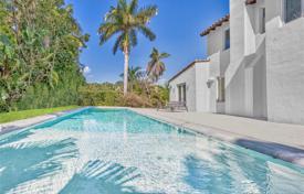Уютная вилла с задним двором, бассейном, садом, террасой и двумя гаражами, Майами-Бич, США за $2 270 000