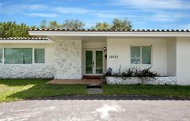 Уютная вилла с задним двором, бассейном, зоной отдыха и гаражом, Майами, США за 789 000 €