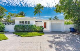 Уютная вилла с бассейном, гаражом, док-станцией и террасой, Майами-Бич, США за $1 579 000