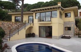 Отремонтированная вилла с бассейном и садом в комфортабельной резиденции с теннисными кортами, в 200 метрах от моря, Льорет‑де-Мар, Испания за 1 820 000 €