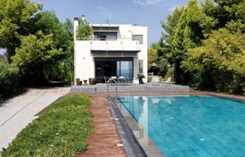 Вилла с бассейном, террасами и видом на море в 30 метрах от моря, Халкида, Греция за 1 700 € в неделю
