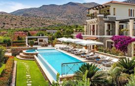 Трехэтажная вилла с бассейном, садом и прекрасным видом на Крите, Греция. Цена по запросу