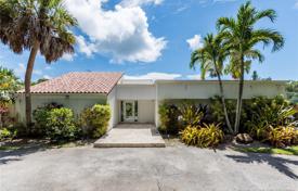 Комфортабельная вилла с задним двором, бассейном и зоной отдыха, Майами, США за $1 240 000