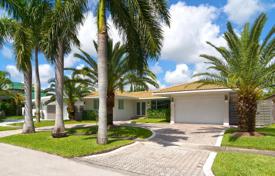 Уютная вилла с задним двором, бассейном, зоной отдыха и гаражом, Майами, США за $1 450 000