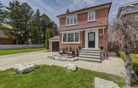 Дом в городе в Восточном Йорке, Торонто, Онтарио,  Канада за C$2 435 000