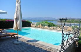Красивая вилла с бассейном, ухоженным садом и видом на море в живописном районе, Капо-Кода-Кавальо, Италия за 4 400 € в неделю