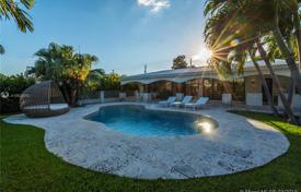 Полностью отремонтированная вилла с бассейном, террасой и видом на залив, Майами-Бич, США за $2 300 000