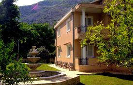 Дом с четырьмя квартирами в 100 метрах от моря, Рисан, Черногория за 800 000 €