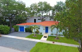 Полностью реконструированный коттедж с участком, гаражом и террасой, Майами, США за $769 000