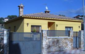 Двухэтажная вилла с гаражом рядом с пляжем, Льорет‑де-Мар, Испания за 273 000 €