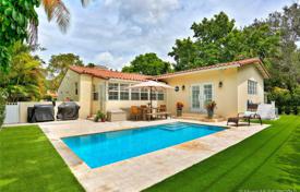 Уютная вилла с задним двором, бассейном, зоной отдыха и гаражом, Корал Гейблс, США за $775 000