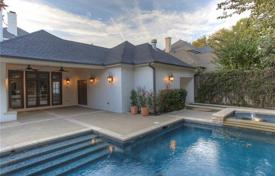 Большой стильный дом с камином, земельным участком, бассейном и гаражом, Форт-Уэрт, США за $830 000