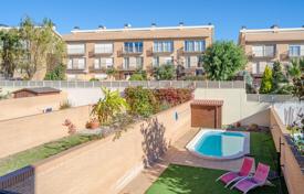 Трехэтажный дом с бассейном, садом и гаражом в Кастельяр-дель-Вальесе, Барселона, Испания за 449 000 €