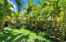 Уютный коттедж с пышным садом, гаражом и террасой, Корал Гейблс, США за $799 000