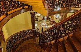 Дом в центре Батуми в классическом стиле, мебель и интерьер ручной работы из орехового дерева за 2 345 000 €