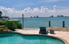 Комфортабельная вилла с бассейном, парковкой, доком, террасой и видом на залив, Майами-Бич, США за $3 200 000