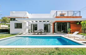Современная вилла с задним двором, бассейном, террасой и гаражом, Майами, США за 2 157 000 €
