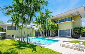 Комфортабельная вилла с док-станцией, бассейном, гаражом, террасой и видом на залив, Майами, США за 2 133 000 €