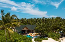 Вилла с бассейном и джакузи в резиденции с рестораном, спа-центром и центром водного спорта, на первой линии у моря, Атолл Раа, Мальдивы за 12 000 € в неделю
