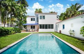 Просторная вилла с задним двором, бассейном, зоной отдыха, террасой и гаражом, Майами-Бич, США за $2 197 000