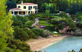 Трехэтажная вилла с частным пляжем и теннисным кортом в Порто Хели, Пелопоннес, Греция за 6 500 € в неделю