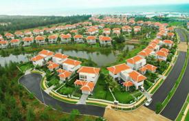 Современные виллы с террасами, бассейнами и садами в элитном жилом комплексе, недалеко от пляжа, Дананг, Вьетнам. Цена по запросу