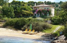 Вилла с садом и парковкой, прямо на пляже, в спокойном районе среди оливковых рощ, Порто-Хели, Греция за 7 000 € в неделю